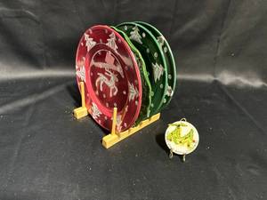 lot 32 image: Set of 4 Vintage Christmas Plates with Decorative Stand