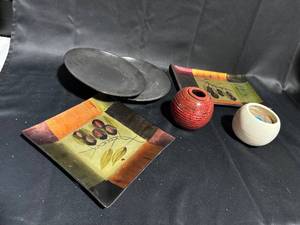 lot 43 image: Assortment of Decorative Plates and Vases - Set of 5