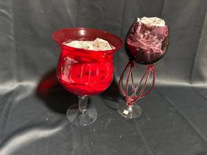 lot 92 image: Set of 2 Vintage Decorative Glass Vases - Red and Purple