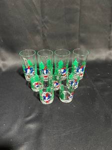 lot 108 image: Set of 8 Vintage Holiday Themed Glasses - Christmas Design