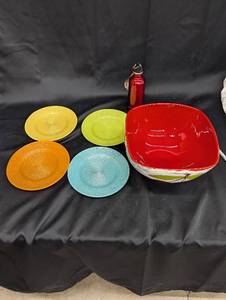 lot 127 image: Colorful Serving Set - Includes 4 Plates and Decorative Bowl