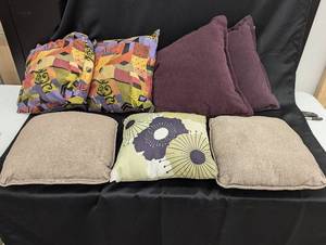 lot 128 image: Group of 6 Decorative Throw Pillows - Assorted Designs