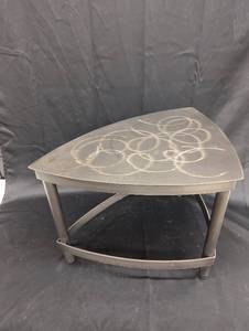 lot 130 image: Triangle-Shaped Black Metal Accent Table - Decorative Surface