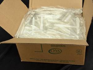 lot 134 image: Assortment of Plastic Knives - Bulk Cutlery Set