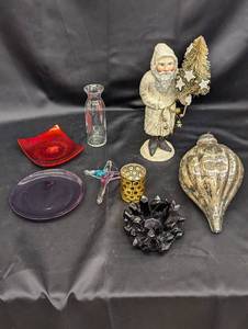 lot 135 image: Assortment of Vintage Holiday Decor and Glassware