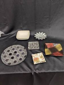 lot 141 image: Group of 7 Decorative Plates and Bowls - Assorted Designs