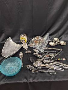 lot 142 image: Group of Kitchen Utensils and Serveware Set