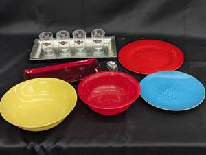 lot 144 image: Colorful Set of Serving Dishes and Glasses - 6 Pieces