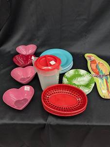 lot 145 image: Group of 10 Assorted Decorative Plates and Bowls - Heart-Shaped and Tropical Design