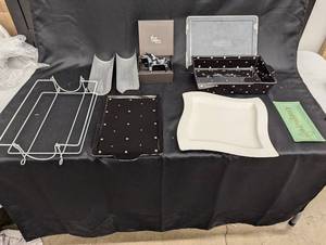 lot 146 image: Collection of 6 Decorative Serving Items and Figurine - Includes Platters and Dish