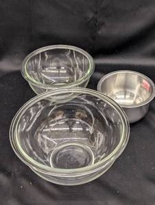 lot 160 image: Set of 3 Mixing Bowls - 2 Glass and 1 Stainless Steel
