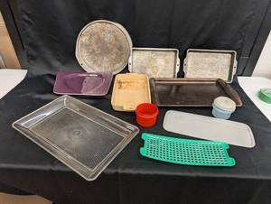lot 167 image: Group of 8 Kitchen Trays and Containers - Variety of Designs