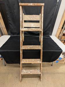 lot 184 image: Vintage Wooden Step Ladder - 4 Steps, Decorative Use