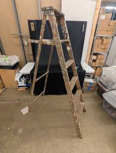 lot 192 image: Vintage Wooden Step Ladder - 6 Steps