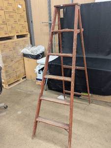lot 194 image: Vintage Wooden Step Ladder - 6 Steps