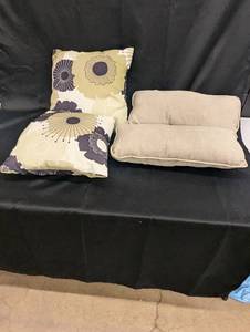 lot 218 image: Set of 3 Decorative Outdoor Pillows - Floral and Solid Beige