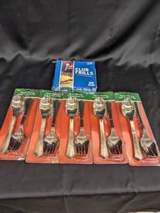 lot 226 image: Set of 4 Plastic Serving Fork & Spoon Sets with Club Frills - 1000 Count