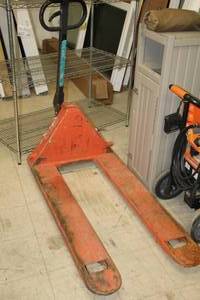 lot 573 image: Pallet Jack