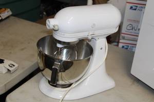 lot 515 image: KitchenAid Stand Mixer with Accessories