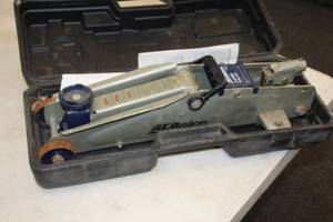 lot 520 image: AC Delco 2.25-Ton Hydraulic Trolley Jack 34131 with Case
