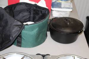 lot 526 image: Lodge 11 Cooking Kettle with Lid and Wire Handle and Carry Bag