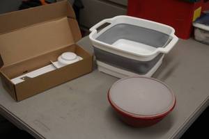 lot 552 image: Assorted Kitchenwares - The Pampered Chef Simple Slicer, Bowl with Lid, Collapsible Wash Tub