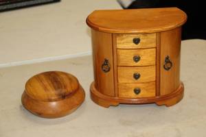 lot 550 image: Wooden Jewelry Box and Wooden Bowl with Lid