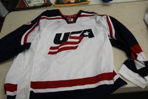 lot 560 image: Nike Team Size Large USA Hockey Jersey