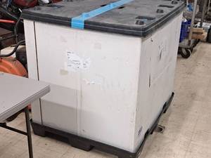 lot 609 image: Collapsible Gaylord with Locking Lid
