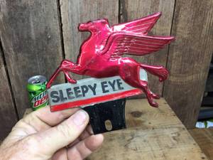 lot 132 image: Fabulous Vintage Mobil Pegasus Metal License Topper - Sleepy Eye MN