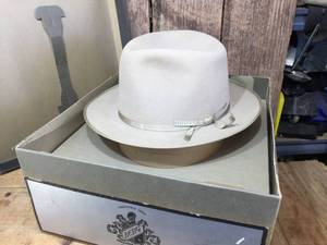 lot 139 image: Vintage POotos Mens Hat with Box