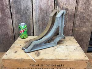 lot 167 image: Pair Heavy Duty Cast Iron Brackets