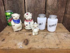 lot 178 image: Vintage Shawnee - Milk Glass Salt & Pepper ShakersSets