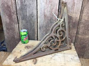 lot 182 image: Vintage Pair Cast Iron Shelf Brackets 15 x 17