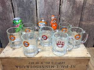 lot 271 image: Vintage A&W Root Beer MugsGlasses