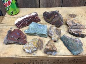 lot 294 image: Group Agate - Mineral Specimens