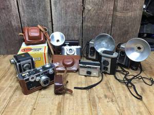 lot 302 image: Group Vintage Cameras - Argus - Kodak - Brownie - Others