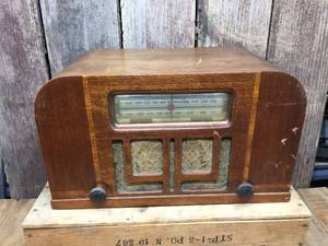lot 319 image: Antique Philco 40-95 Radio