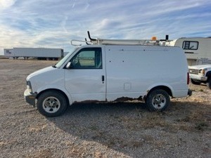 lot 1 image: White - Chevrolet Astro - Work Van - Rusty but Trusty