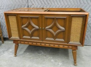 VINTAGE RADIO AND RECORD PLAYER CONSOLE BY MAGNAVOX