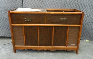 VINTAGE MAGNAVOX STEREOPHONIC HIGH FIDELITY CONSOLE