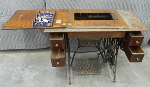 VINTAGE SINGER SEWING MACHINE CABINET