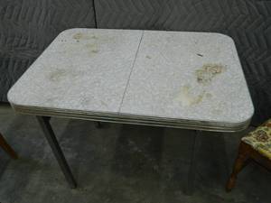 FORMICA TABLE AND 2 CHAIRS