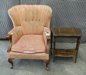 ENGLISH STYLE CHAIR WITH SIDE TABLE