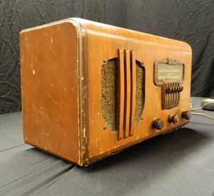 ANTIQUE RADIO