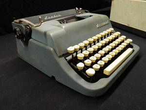 VINTAGE UNDERWOOD TYPERWRITER