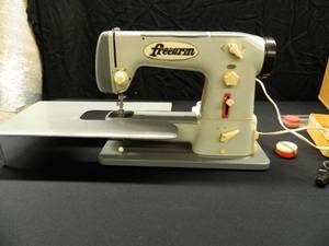 VINTAGE FREEARM SEWING MACHINE