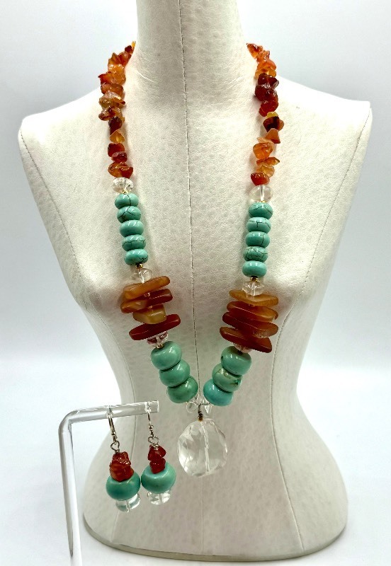 lot 19 image: Beaded Turquoise and Carnelian Earrings and Necklace Set