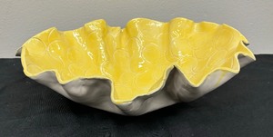 lot 43 image: Lovely Vintage Yellow Ruffled Bowl