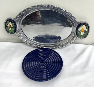 lot 68 image: Lovely Serving Platter and Chantal Trivet